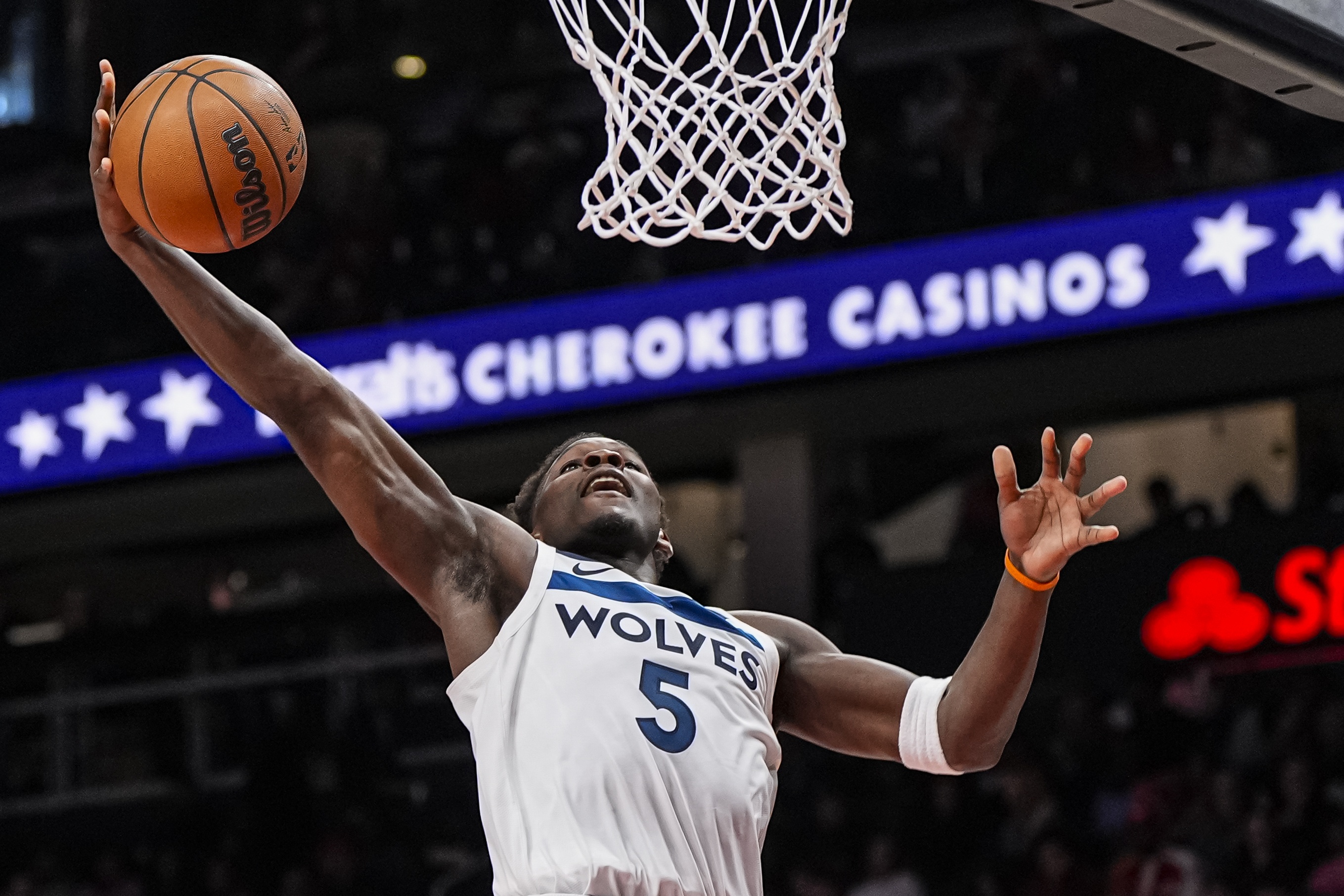 海洋之神590线路检测中心-爱德华兹：我第四节就打低位&amp;我练了一夏天 因为我总被各种包夹