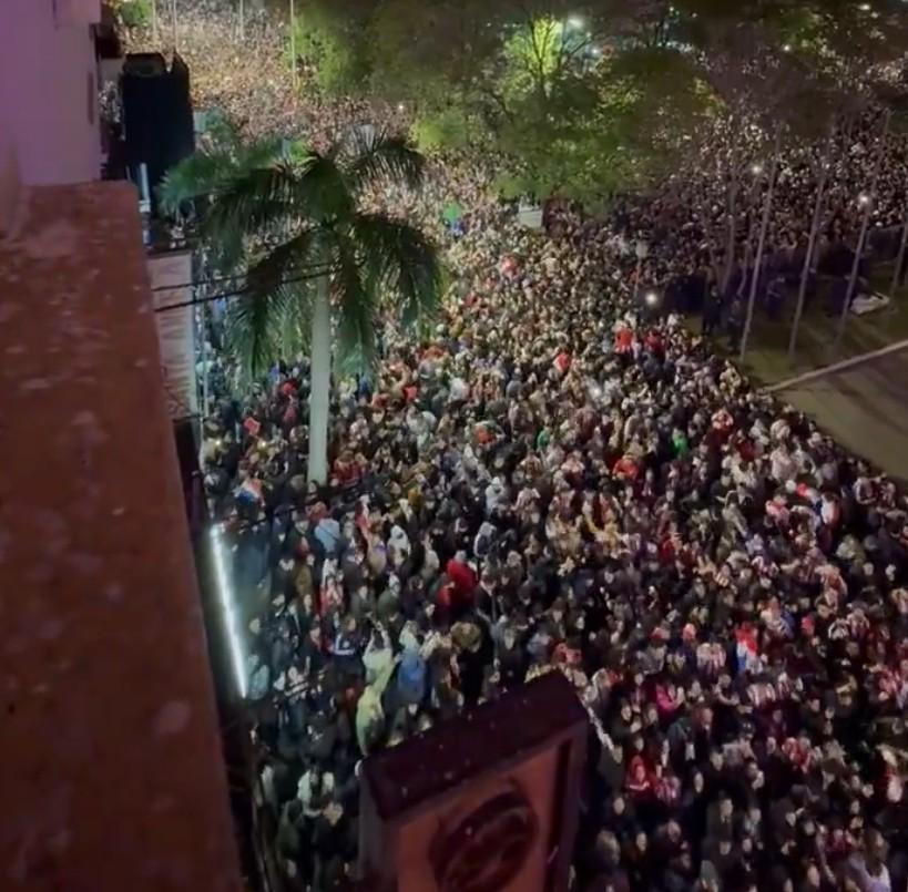 时隔十六年再度晋级世界杯，巴拉圭街头夜晚万人空巷进行庆祝